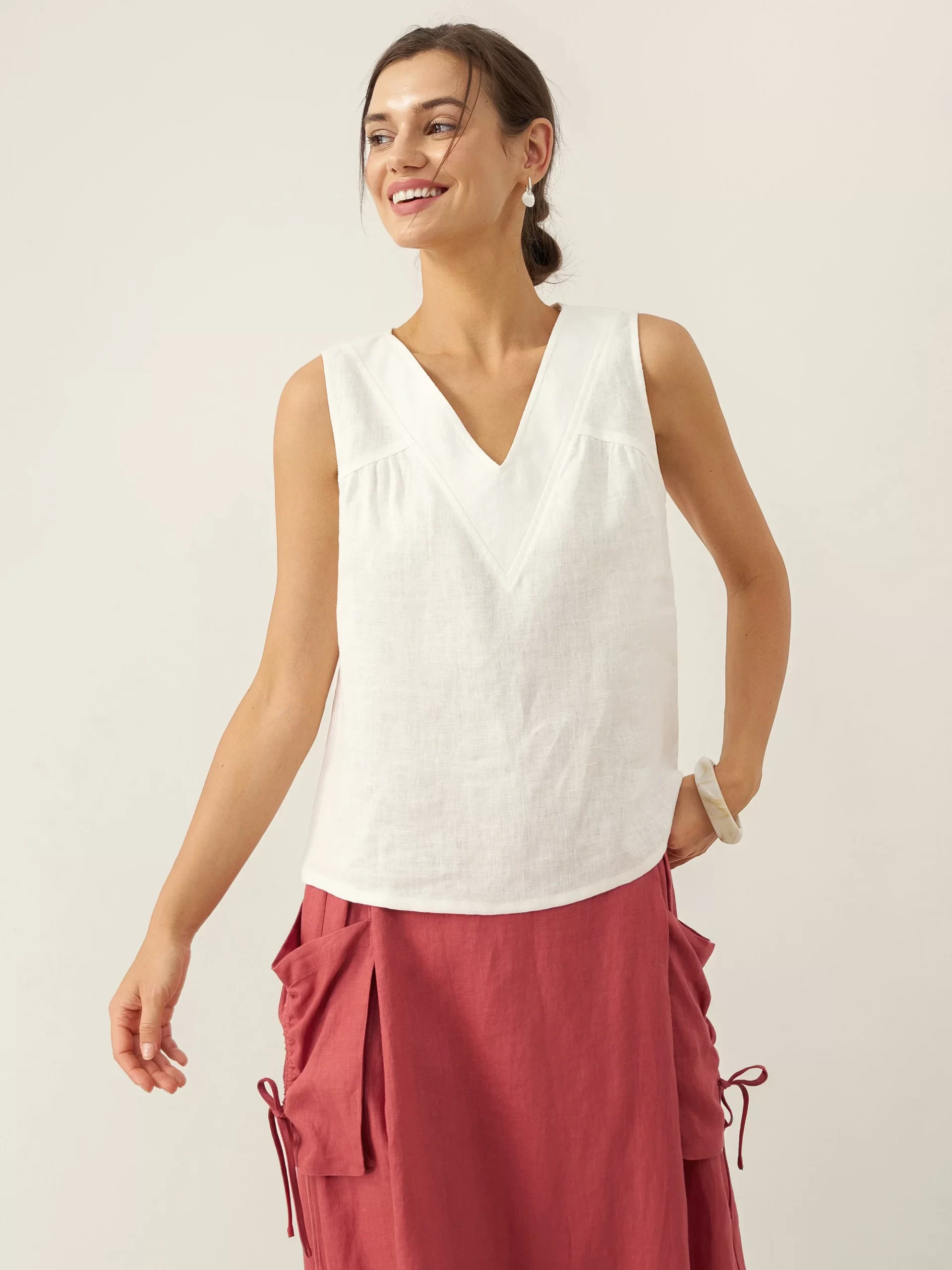 100% Linen V-Neck Sleeveless Tank Top - Image 3