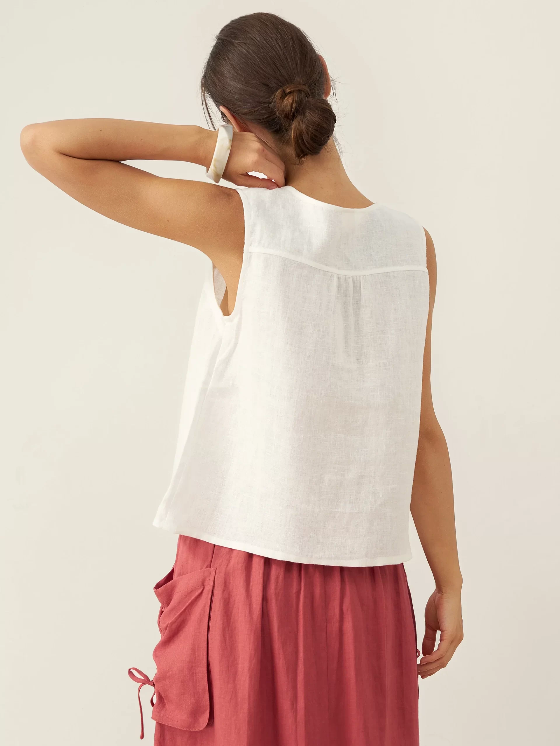 100% Linen V-Neck Sleeveless Tank Top - Image 4